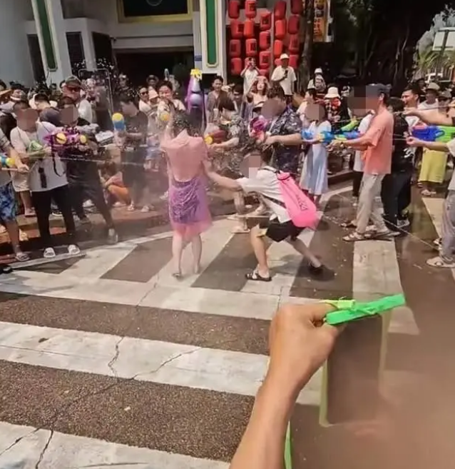 女游客在“泼水节”被男性撕雨衣，当事人：很崩溃，没有边界感！